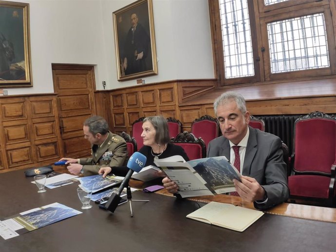 La vicerrectora de Extensión Universitaria y Proyección Cultural, María Pilar Cueto, el coronel jefe del Regimiento de Infantería Príncipe número 3, Pedro Luis Gutiérrez Alcalá, y el director del Campamento Científico Itinerante, Fermín Rodríguez.