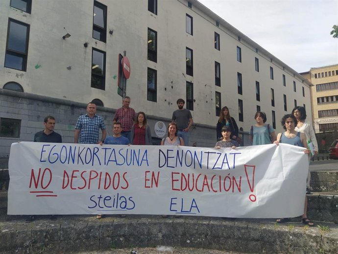 Concentración frente al departamento de Educación.