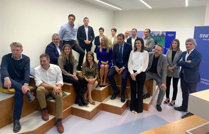 Los empleados de Switch que trabajan en la Agencia de Innovación de Valladolid, junto al alcalde, Óscar Puente.