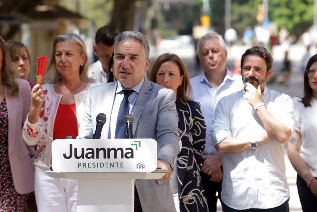 El coordinador general del PP y candidato por Málaga al Parlamento andaluz, Elías Bendodo, atiende a los medios junto a otros miembros de la candidatura a 16 de mayo de 2022 en Málaga, Andalucía.