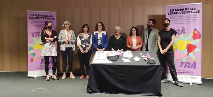 La consellera d'Igualtat i Feminismes, Tnia Verge, la quarta comenant per l'esquerra, després de la roda de premsa de presentació de la campanya 'La meva regla, les meves regles'
