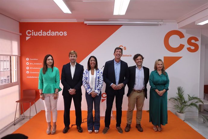 El coordinador de Cs en Andalucía y vicepresidente de la Junta, Juan Marín, este lunes junto a integrantes de la candidatura por Sevilla.