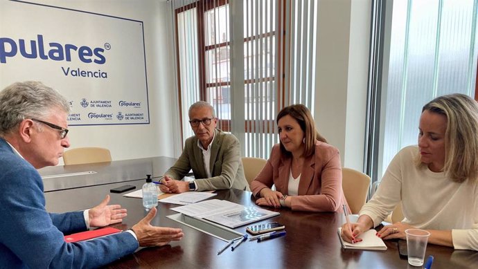 La portavoz del PP en el Ayuntamiento de Valncia, María José Catalá, y otros ediles de esta formación se reúnen con el auditor de Seguridad Vial para la Unión Europea, Andrés Luis Romera, para conocer un estudio sobre la calle Colón.