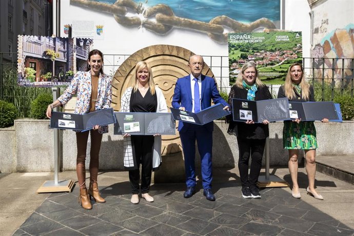 El Consejero De Turismo, Javier López Marcano, Presenta Los Sellos Dedicados A Las Localidades Cántabras De Bárcena Mayor Y Tudanca Junto  A La Directora De Filatelia, Leire Díez Y Alcaldes De Los Tojos Y Tudanca, María Belén Ceballos Y Manuel Grande.