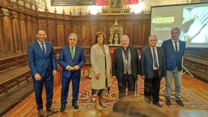 El alcalde de Palencia, el delegado de la Junta, la presidenta de la Diputación, el obispo de Palencia y el comisario de la muestra presentan la exposición Renacer.