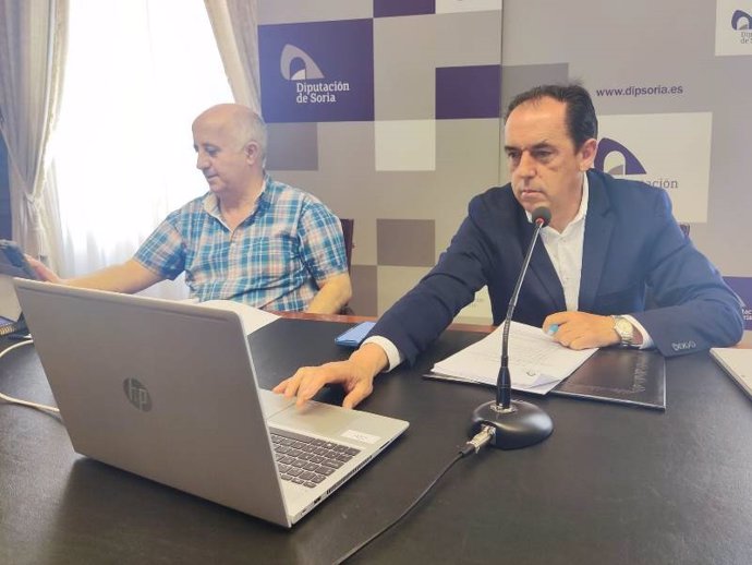 Javier Navarro (izda) y Benito Serrano (dcha) explican la estabilización de empleo en la Diputación de Soria.