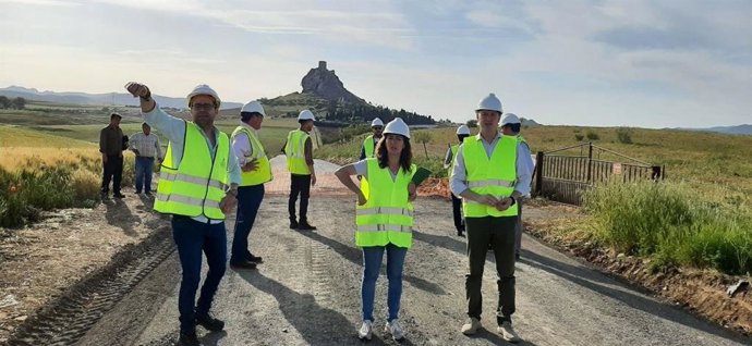 El delegado territorial de Agricultura, Ganadería y Pesca de la Junta, Juan Ramón Pérez (dcha.), visita en Belmez las obras del Camino de Fuente Obejuna.