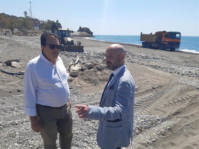 El subdelegado del Gobierno en Málaga, Javier Salas, en una visita a la playa de La Araña por los trabajos tras el temporal