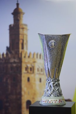 Detalle de la copa durante la llegada de la copa de la UEFA Europa League en el Paseo de Marqués de Contadero de Sevilla