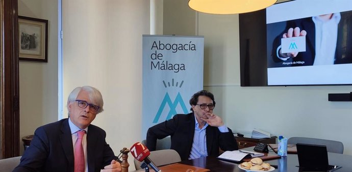 El decano del Colegio de Abogados de Málaga, Salvador González, y el responsable del equipo que ha realizado el nuevo diseño de la imagen corporativa colegial, Manuel Estrada.