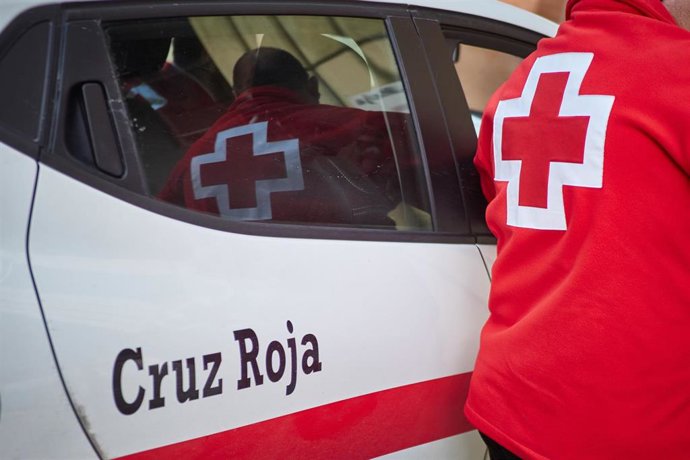 Archivo - Detalle del logo de Cruz Roja en un coche y en el dorsal de un voluntario. 