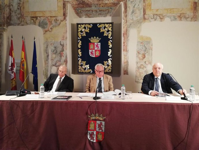 Santonja en el centro de la imagen presenta la edición del 'Tratado de Cabreros del Monte'