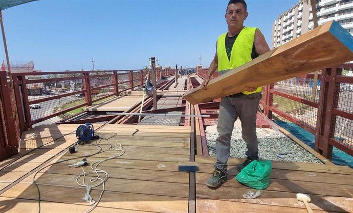 Trabajos de pavimentación con madera de iroko en el Cable Inglés de Almería.