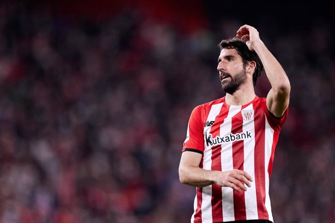 Archivo - El jugador del Athletic Raúl García durante el partido ante la Real Sociedad en San Mamés de LaLiga Santander 2021-2022. 