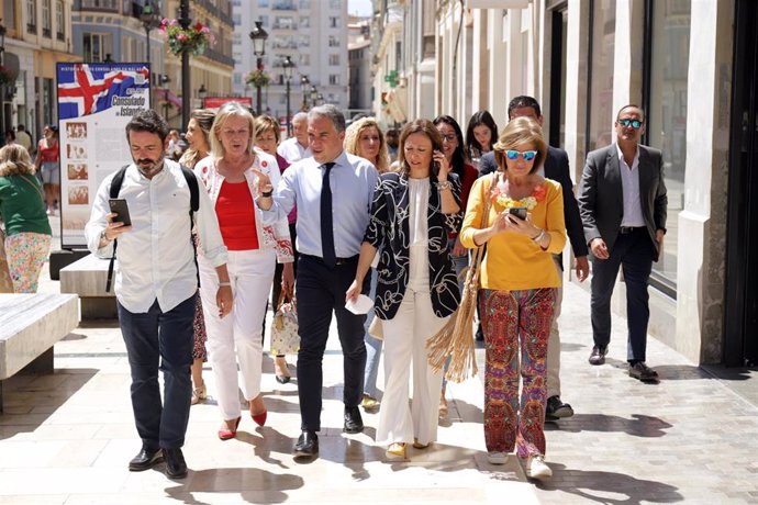 El coordinador general del PP y candidato por Málaga al Parlamento andaluz, Elías Bendodo (c), junto a otros miembros de la candidatura, pasean por calle Larios a 16 de mayo de 2022 en Málaga, Andalucía.