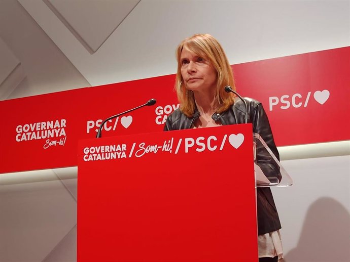 La viceprimera secretaria del PSC Llusa Moret en rueda de prensa en la sede del partido.