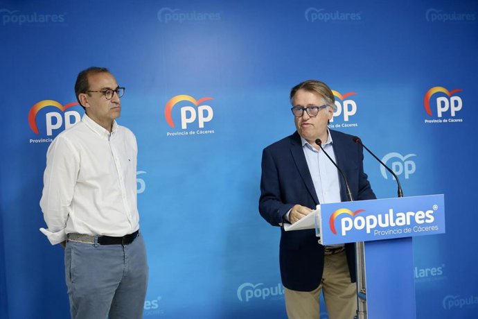 El portavoz municipal del PP en el Ayuntamiento de Cáceres, Rafael Mateos, y el portavoz de Infraestructuras en la Asamblea, Víctor del Moral
