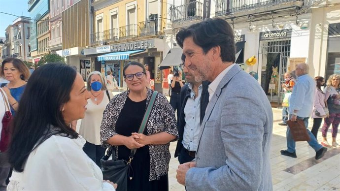 El número dos de la candidatura del PSOE por Huelva al Parlamento andaluz en las próximas elecciones autonómicas del 19 de junio, Enrique Gaviño, antes de su visita a los comercios.