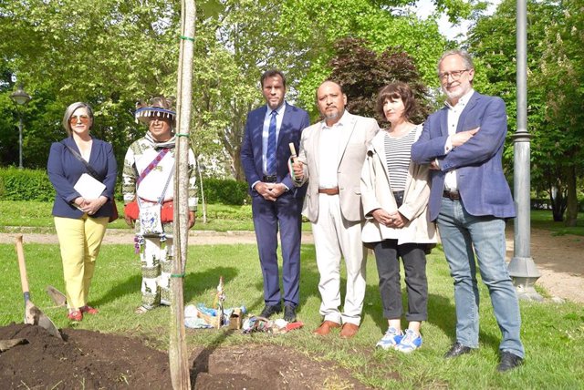 Plantación del árbol en honor al líder ingígena Francisco Tenamaxtli.