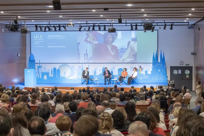 Expertos reunidos en el Workshop Internacional sobre Acompañamiento Familiar en UIC Barcelona