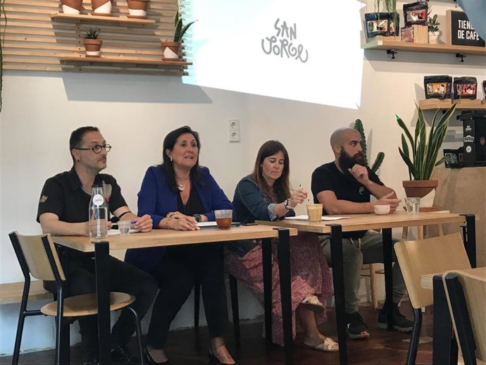 La concejala de Educación del Ayuntamiento de Zaragoza Paloma Espinosa, y el propietario del café Justicia, Ezequiel Garcés, presentan la II edición de la "Biblioteca Humana" y  "Café, libros y otras movidas de las que hablar"