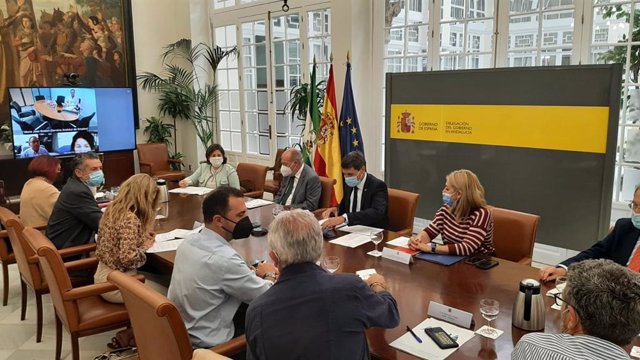 Reunión de la Comisión Regional de Seguimiento del Programa de Fomento del Empleo Agrario (PFEA), con la asistencia del presidente de la Federación Andaluza de Municipios y Provincias (FAMP), Fernando Rodríguez Villalobos.