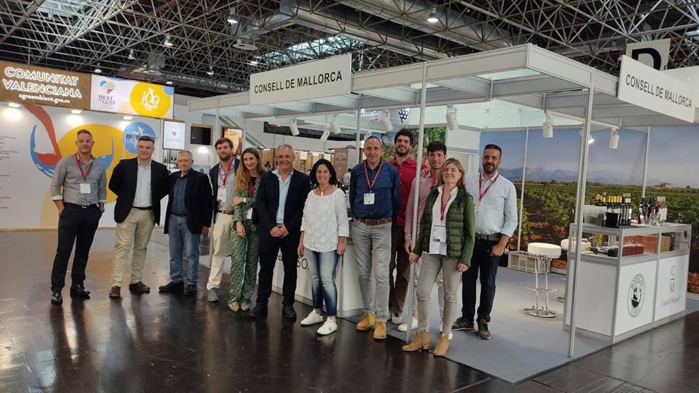 El conseller insular de Promoción Económica y Desarrollo Local, Jaume Alzamora, en su visita al estand que el Consell ha instalado, en colaboración con la Cámara de Comercio, en la feria ProWein de Düsseldorf (Alemania)