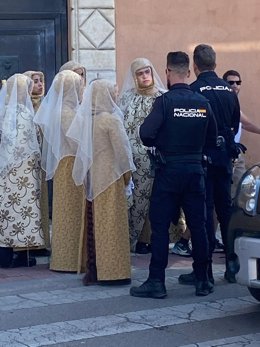 Los agentes de la Policía Nacional identifican a seis personas por una 'performance' obscena con tintes religiosos ante la Catedral y una iglesia.