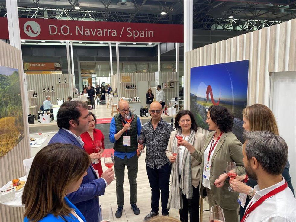 Gómez con representantes de las bodegas.