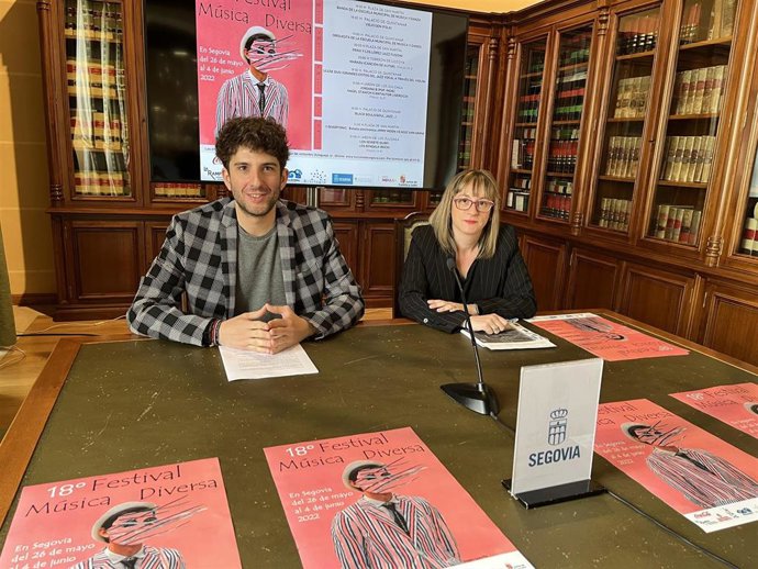 El Concejal De Cultura, Alberto Espinar, Y La Presidenta De La Asociación Música Diversa, Álida Jiménez.