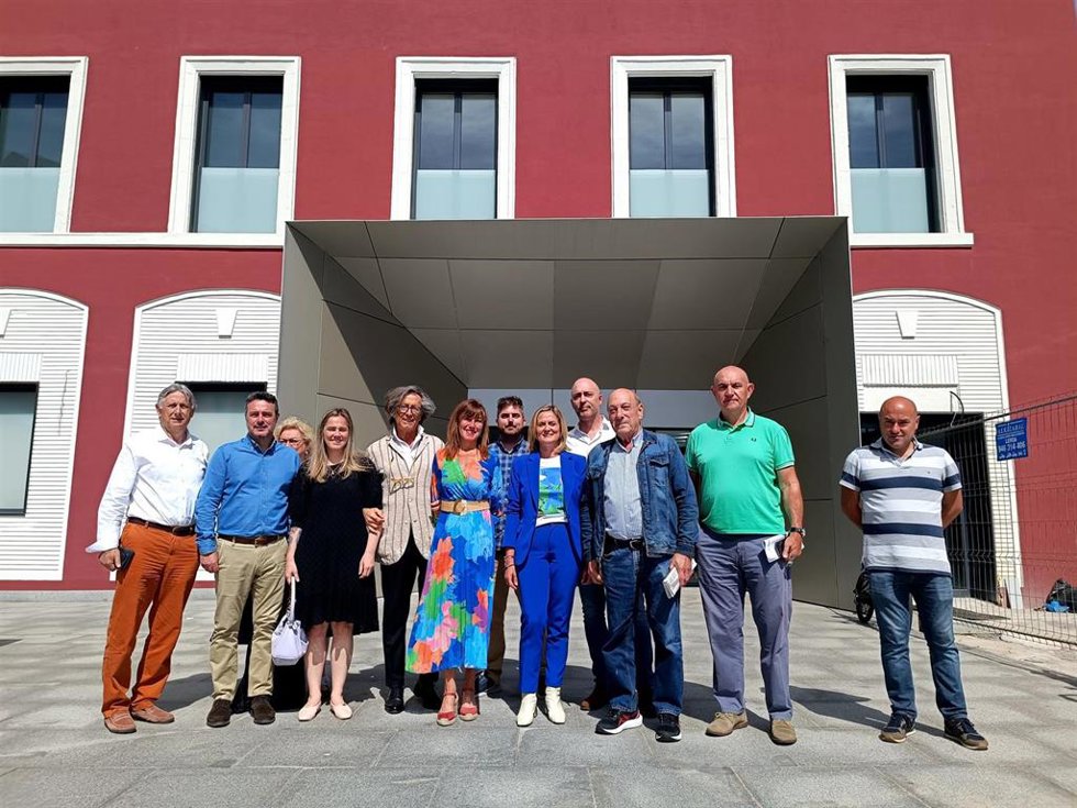 Visita de la alcaldesa de Barakaldo, Amaia del Campo, a la Escuela de Aprendices del siglo XXI.