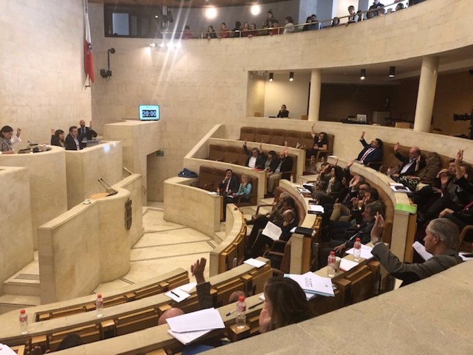 Archivo - Votación en el Parlamento