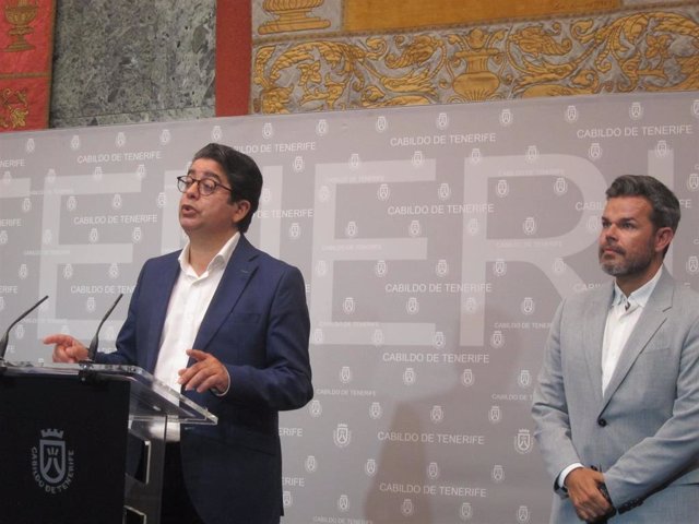 El presidente del Cabido de Tenerife, Pedro Martín, y el consejero de Cooperación Municipal, Zebenzuí Chinea, en la presentación del nuevo plan de cooperación