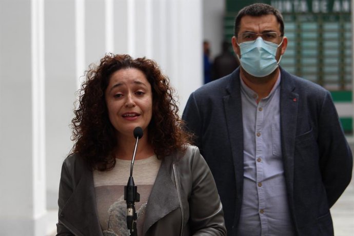 Archivo - Los parlamentarios de Unidas Podemos por Andalucía Inmaculada Nieto y Guzmán Ahumada, en una foto de archivo.