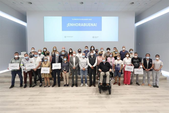 Representantes de las 11 entidades sociales recibieron sus cheques de manos del presidente de Volkswagen Navarra, Markus Haupt, y de Alfredo Morales, presidente del Comité de Empresa. Junto a ellos, Kai Feuerherdt, gerente de Recursos Humanos.