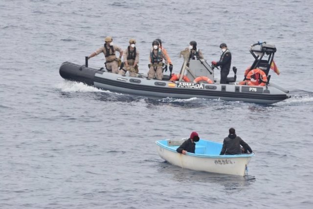 Patera rescatada con tres supervivientes en aguas de Mar de Alborán por la Armada.
