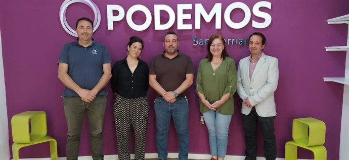 La portavoz provincial de Podemos Cádiz, Ascensión Ruiz, y la responsable de Industria y Empleo de la formación, Ana Rojas, en la reunión con representantes de la Ernac.