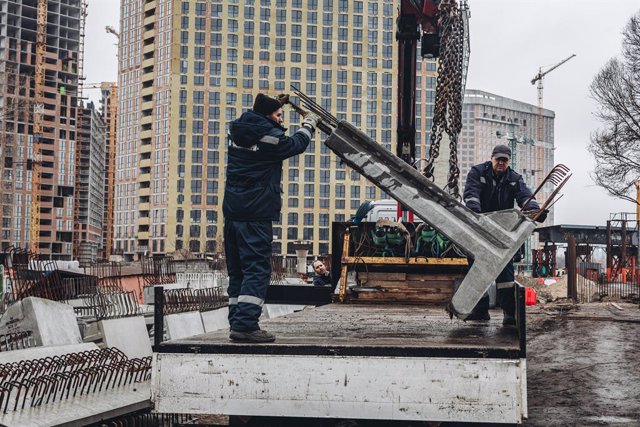 Archivo - Dos operaris carreguen lloses de ciment per tallar carreteres a Ucraïna.