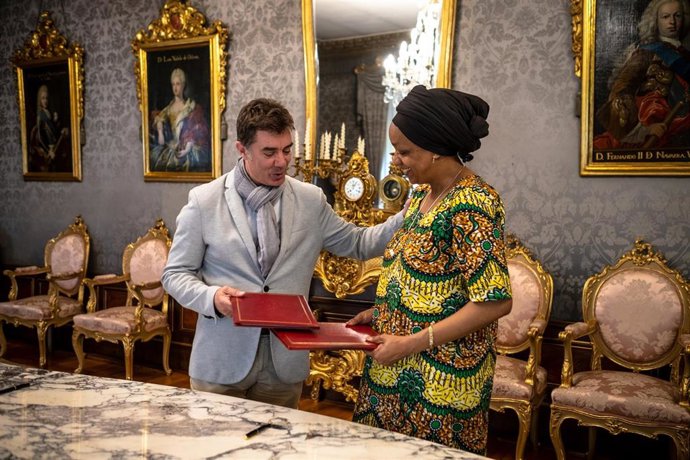 Un momento de la firma del convenio por Eduardo Santos y Oumoul Khairati