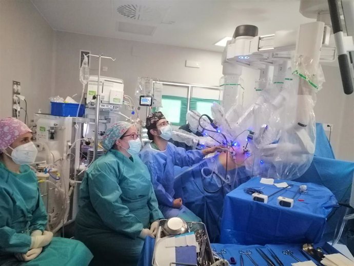 Operación de Cirugía General con el robot Da Vinci.