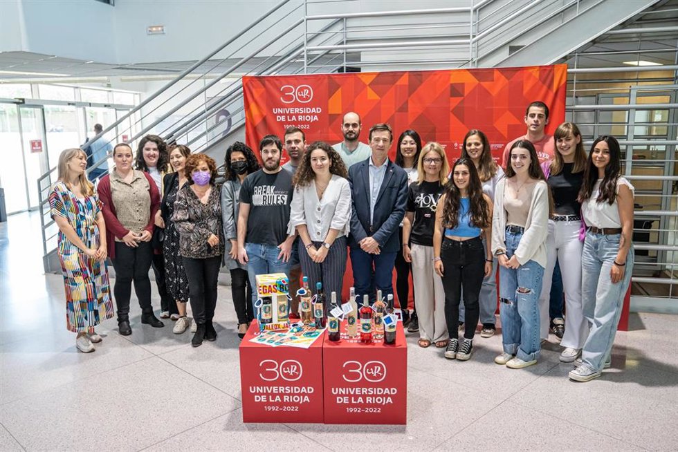La X Promoción del Grado en Enología de la Universidad de La Rioja ha presentado su gama de vinos y bebidas 'Jaleo X'