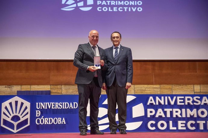 El presidente de la Diputación de Córdoba, Antonio Ruiz (izda.), recibe la Medalla de Oro de manos del rector de la UCO, José Carlos Gómez Villamandos.