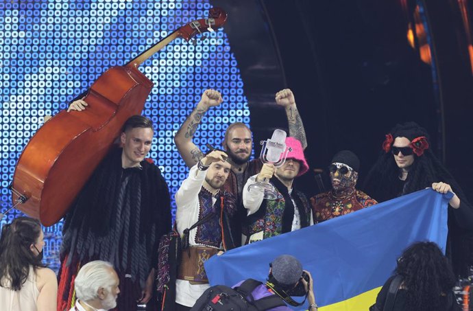 15 May 2022, Italy, Turin: The group Kalush Orchestra from Ukraine celebrate after winning the Eurovision Song Contest (ESC). Photo: Jens Büttner/dpa