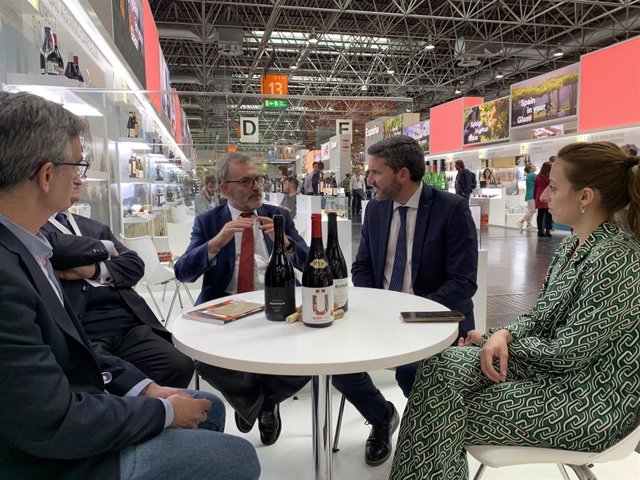 El consejero Antonio Luengo durante el encuentro de trabajo con el embajador español en Alemania, Ricardo Martínez en la Feria ProWein de Dusseldorf.