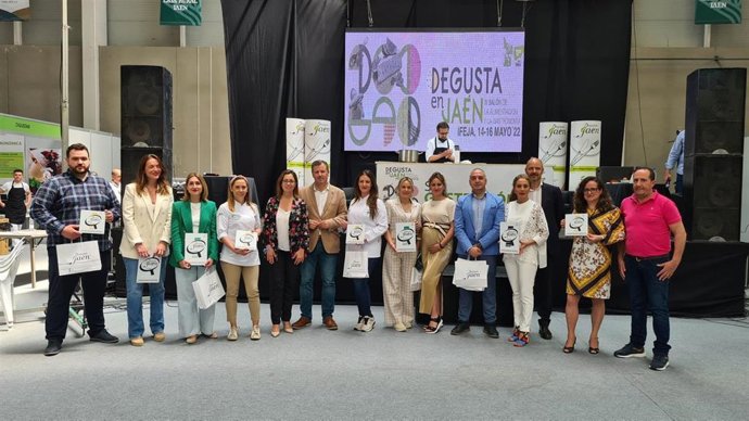 Colomo y Bruno, junto a representantes de empresas adheridas a Degusta Jaén.
