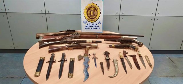 Armas antiguas intervenidas en el mercadillo de Valladolid.