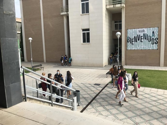 Archivo - Alumnado en el Campus Las Lagunillas.