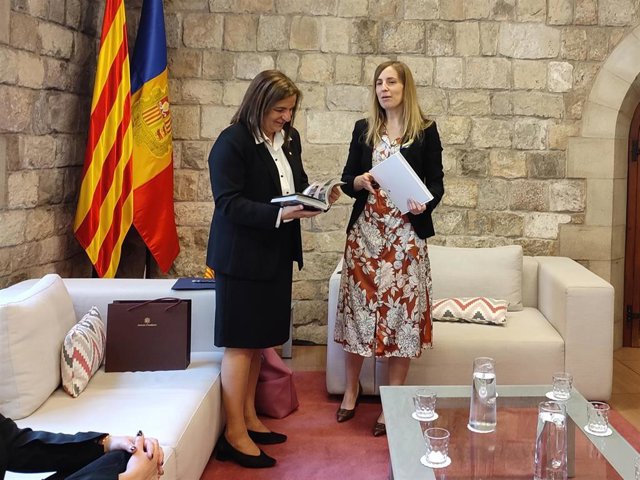 Marín y Alsina intercambiando obsequios.