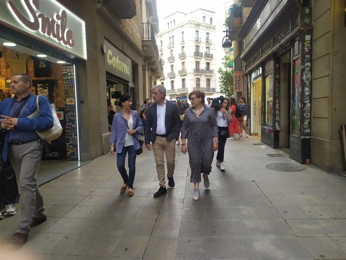 El primer teniente de alcalde del Ayuntamiento de Barcelona, Jaume Collboni; y la concejal de comercio, Montserrat Ballarín; en una calle comercial de la ciudad.