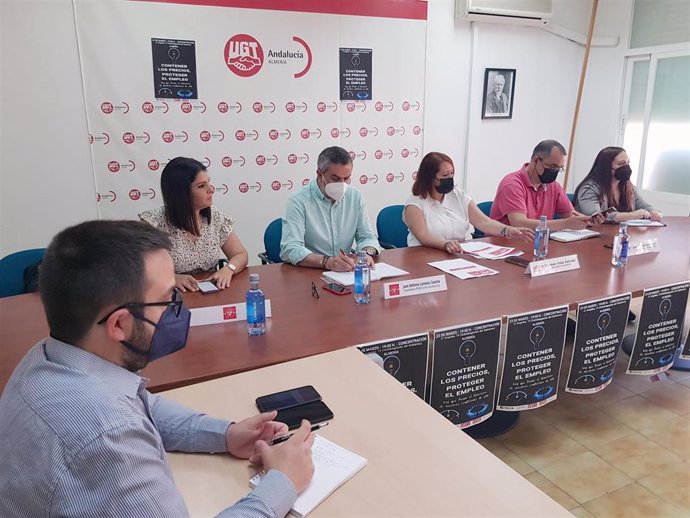 El secretario general del PSOE de Almería se reúne con miembros de UGT.